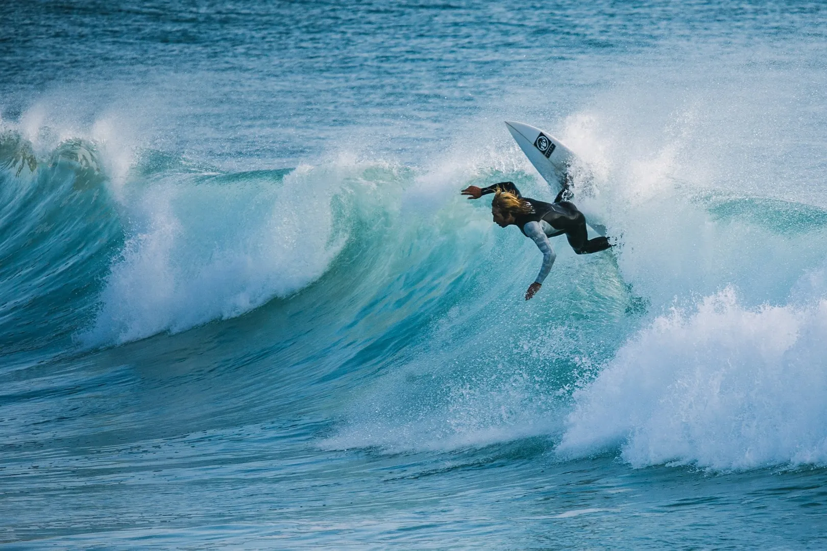 Surfer auf einer Welle vor Galicien
