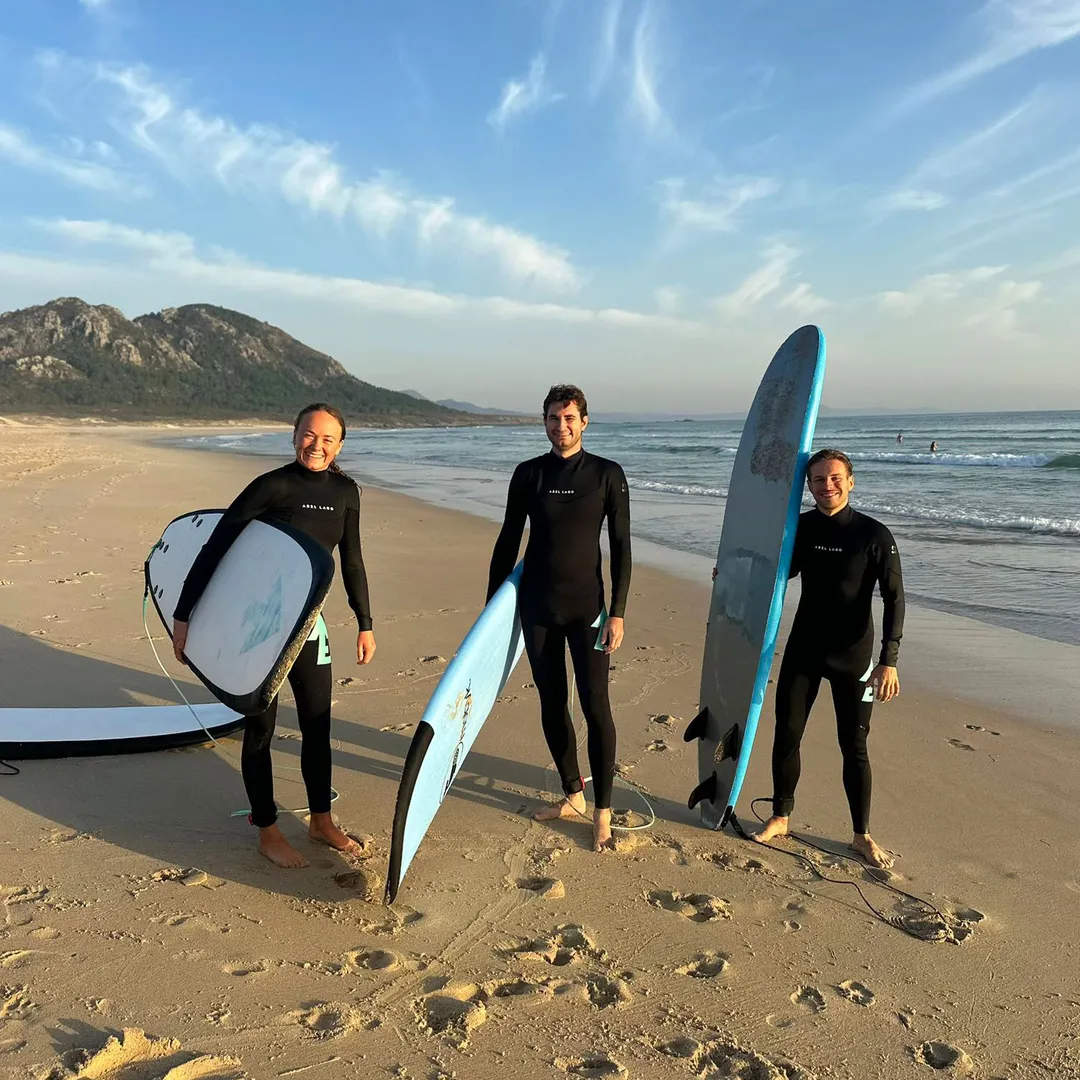 Studierende beim Surfkurs am Strand in Galicien