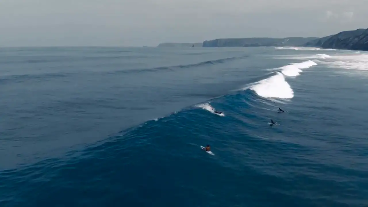 Surfer auf einer Welle an der Atlantikküste